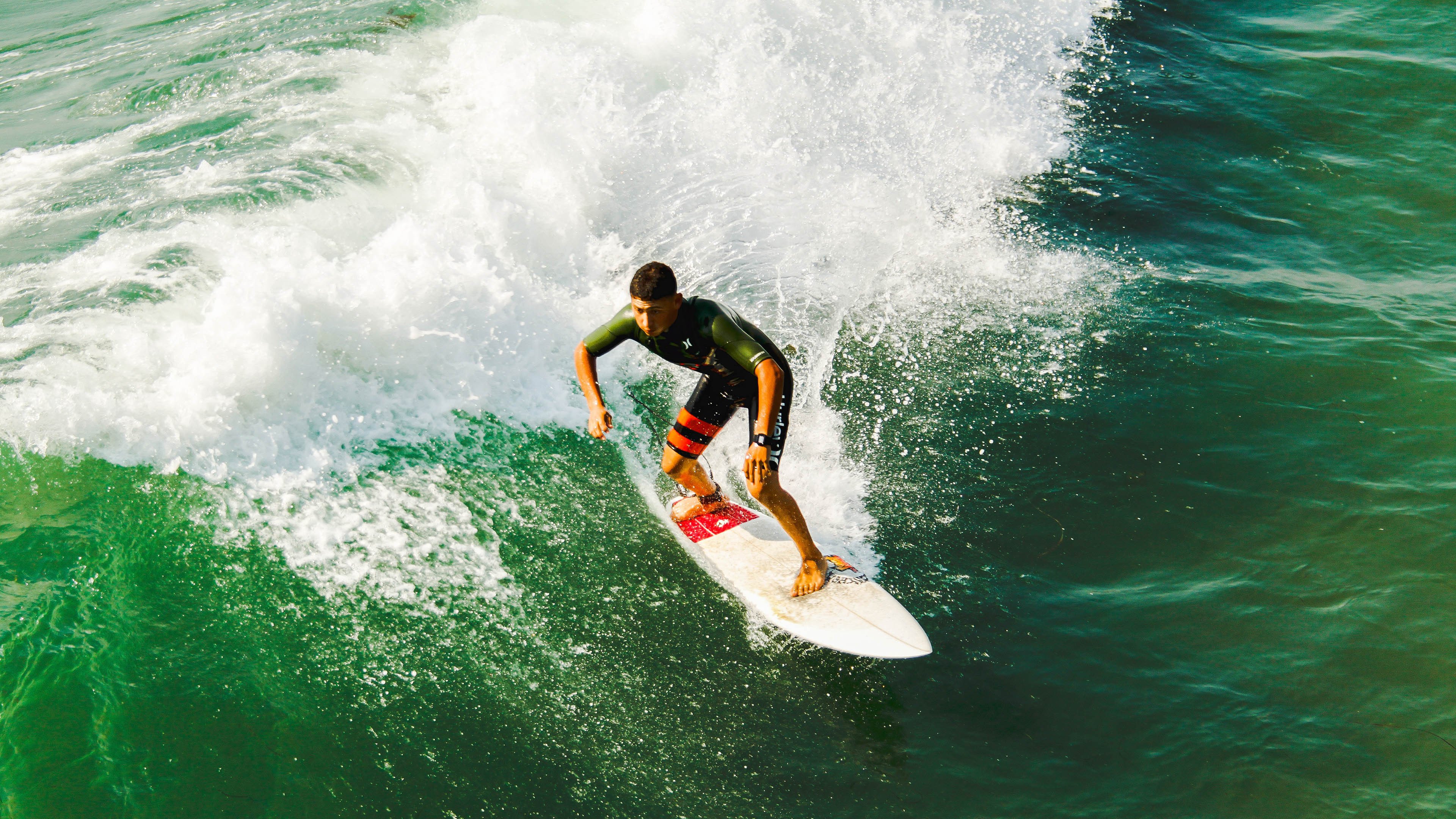 开云体育官网上-英超球队高压比赛中运动员心理韧性与表现关系研究